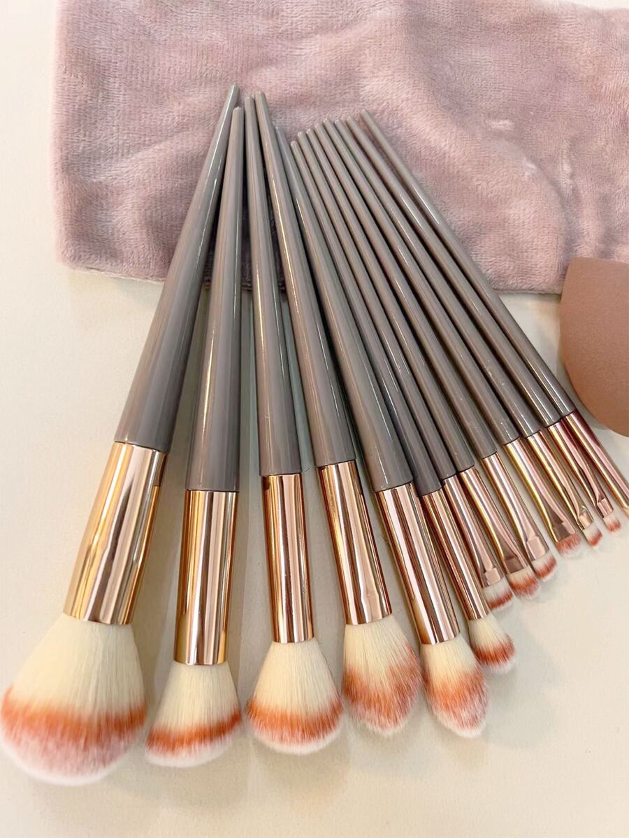 SheIn Makeup Brush Set  13 face and eye brushes and a beauty sponge in a storage bag